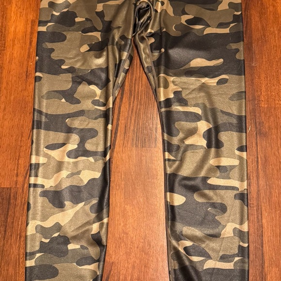 Nike Women’s Dri-Fit Camo Print Leggings - Picture 3 of 6